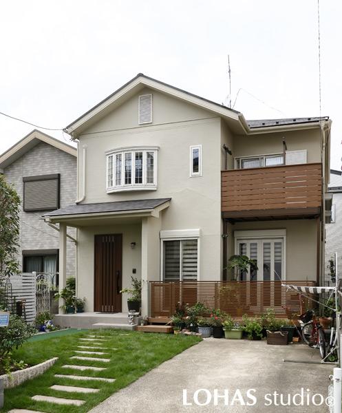 バルコニーも新調して、装いも新たにイメージチェンジした外観です。以前より広くなったバルコニーで洗濯物もより干しやすく快適に。色もウッドデッキと合わせてブラウンを選択し、ナチュラルな雰囲気の住まいとなりました。