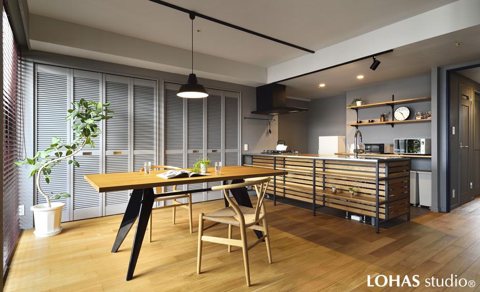 柔らかな色合いの無垢材をたっぷりと使ったLDKです。コンクリート現しの代わりにと思い切って選んだグレーの塗装が好相性！甘くなりすぎず落ち着いた雰囲気となりました。