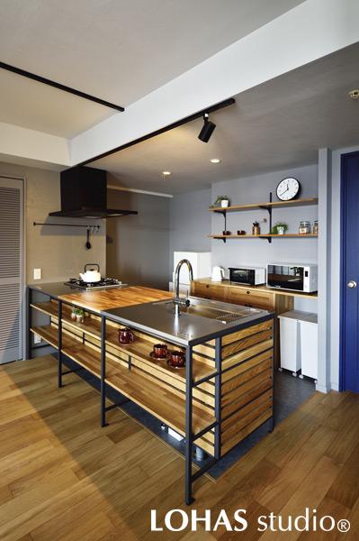 機能美を追求したムダのないキッチンは、LOHAS studioが提案して一目で気に入られた品。全面に吊り戸棚のないオープン型なので、LDがより開放的に見える役目も兼ねています。