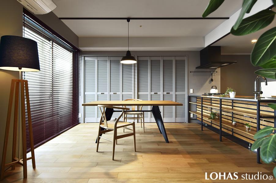 ところどころにちりばめられたアイアンのブラックが引き締まった印象を与えるダイニングです。リビングにあった物入を撤去した代わりに、ダイニング側へ壁一面の大型収納を設けました。