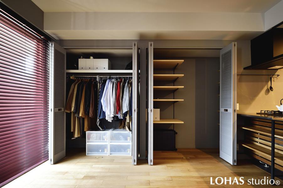 洋服からこまごまとしたモノまでまるごと仕舞える収納です。扉にはヴィンテージ感のあるルーバータイプを採用。壁と同じグレーに塗装することで、壁一面の大型収納にありがちな圧迫感を感じさせません。