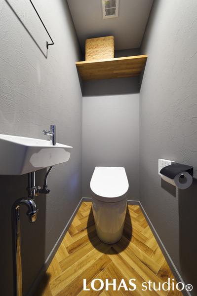 洗面室と同じようにLDKと統一感をはかって造られたトイレです。壁をグレーにすることで陶器の白がよく映え、清潔感がアップしました。