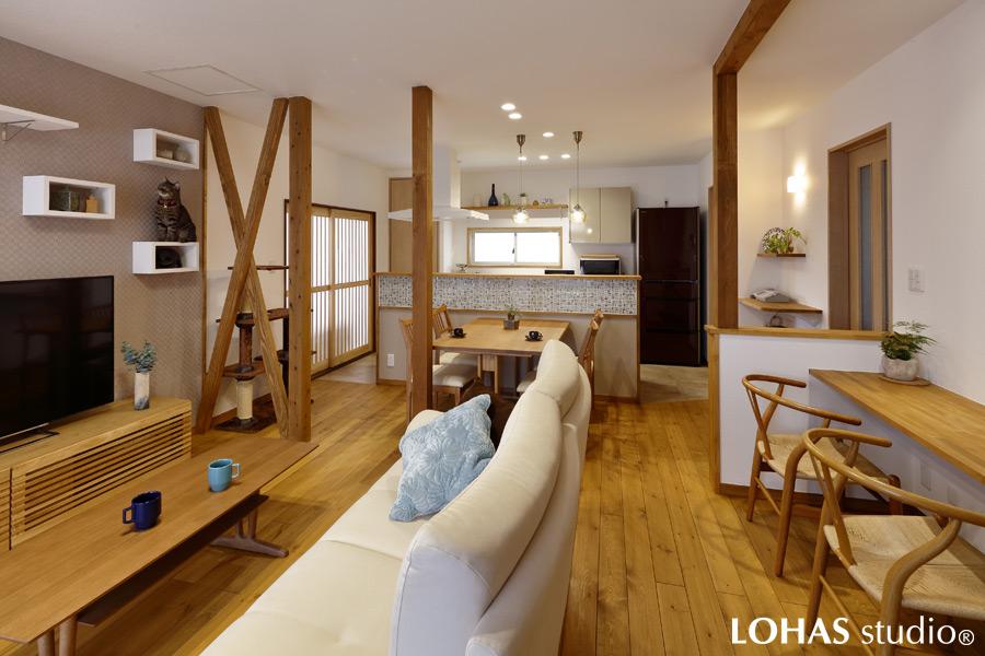 無垢パイン材のぬくもりにあふれたLDKです。間取りを変更して、家族みんなが落ち着いて過ごせる広さを確保しました。ポイントに和のテイストをちりばめて、懐かしさも感じられる空間です。