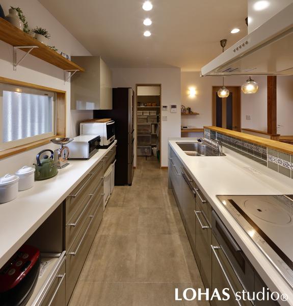 対面式のアイランドタイプへ変更した、家族を見守れるキッチンです。大人2人で使ってもゆとりのある作りに加え、回遊性も持たせて使い勝手がアップ！たっぷり収納できるパントリーも設置しました。