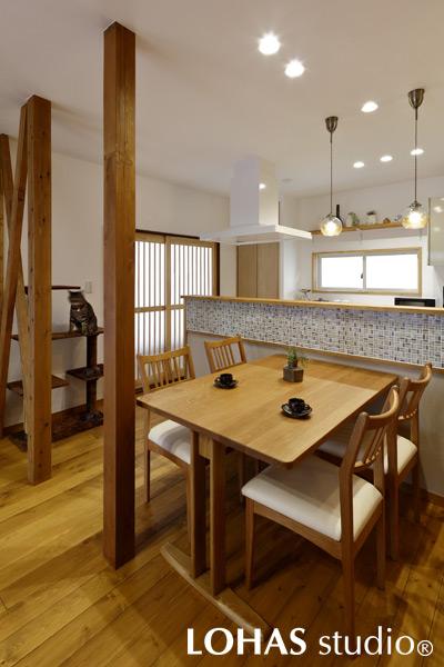 キッチンカウンターのモザイクタイルが彩りを添えたくつろぎのダイニングです。アクリルで和テイストの建具を作ることにより、隣の和室から光が入るようになりました。