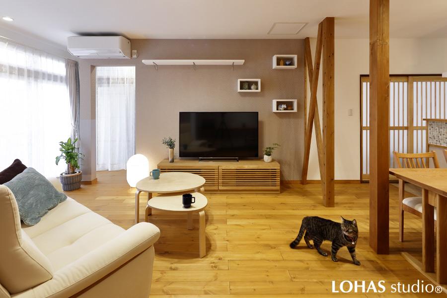和室と縁側を取り込んだ、光が降り注ぐ明るいLDKです。窓には断熱性・遮音性にすぐれたインナーサッシを採用して、季節を問わず快適に過ごせるようになりました。壁には猫ちゃんのためにキャットタワー＆ウォークを造作しています。