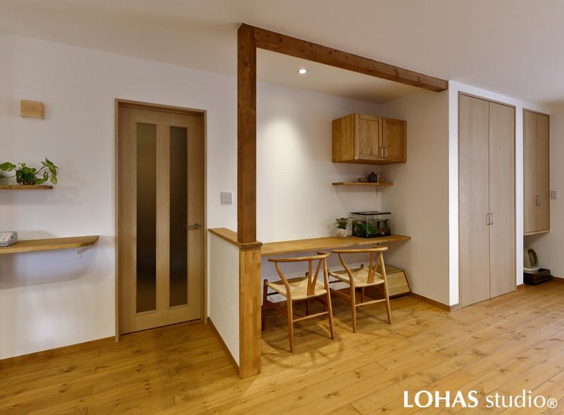 構造上抜けなかった柱をデザインのポイントにして、新たに作られたデスクカウンターです。ちょっとした収納も取り付けて、書き物や作業などに便利なスペースとなりました。