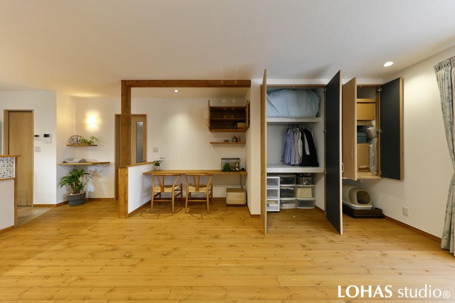 元は和室の床の間と、縁側の物入だったリビング収納です。そのまま活かして、LDにあふれがちなこまごまとしたモノをスッキリしまえるスペースに。建具も床の無垢パイン材とよくなじみ、空間を邪魔しません。