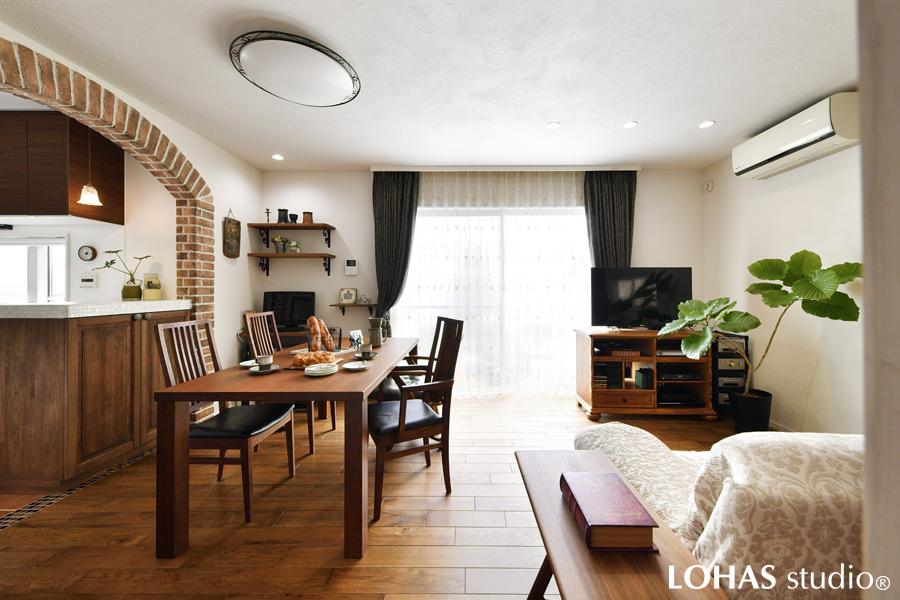 カーブのついたニッチと下がり壁が特徴的な、Nさまお気に入りのヨーロピアンクラシカルスタイルでまとまったLDKです。日当たりのよい洋室をLDとつなげ、そこへキッチンを移動することでゆったりとした空間を実現しています。