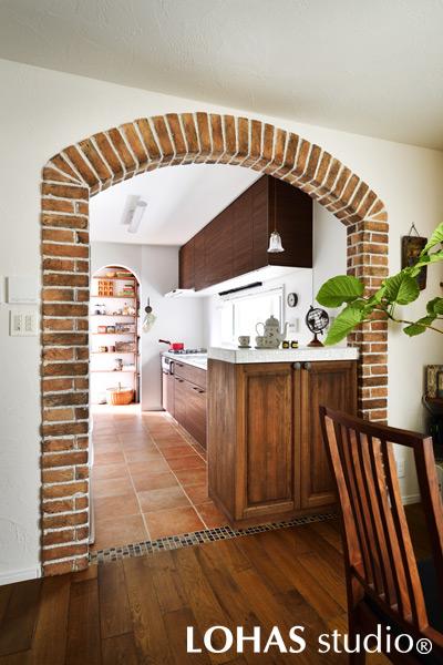 場所を移動させ明るくなったキッチンです。LOHAS studioはご希望の対面式にこだわらず、家族との交流が楽しめるレイアウトをご提案。カウンターを前面に新設して、ほどよく家族とのつながりが持てる場所となりました。