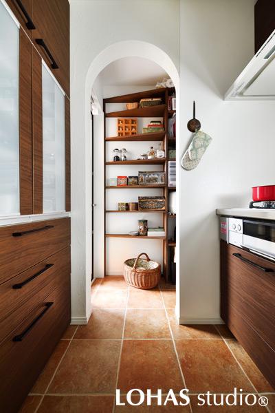 キッチンの奥に新設されたパントリーです。スペースの角だけでなく、正面側へも斜めになった棚を用意することでよりたくさんのモノを収納できるようになっています。