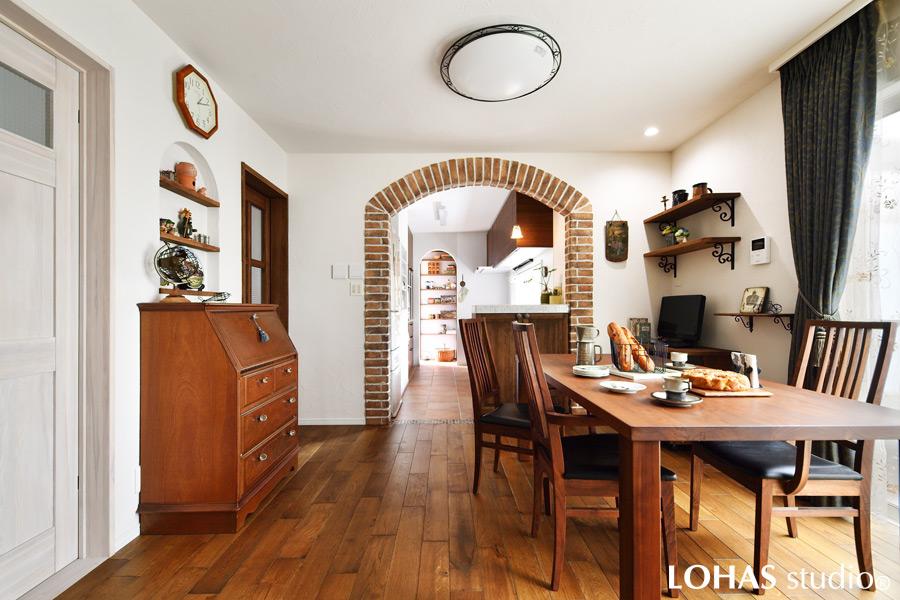 ブリックタイルで彩られた下がり壁には、空間をゆるやかに区切る役目が。またレンガ調のブリックタイルが珪藻土の壁によく映え、LDKのアクセントにもなっています。