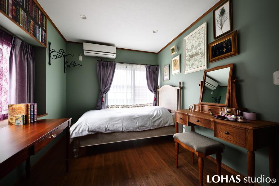 モスグリーンの壁に深みのある無垢材の床がマッチした、落ち着いた雰囲気のお嬢さまの個室です。アンティークのドレッサーや重厚感たっぷりのカーテンで、より一層優雅さがアップしました。