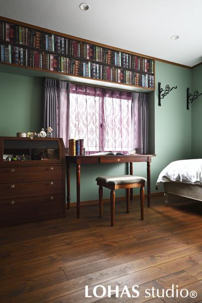 本棚のようにみえるのはなんと洋書柄の壁紙！窓の凹凸を利用して、壁紙をまるで本棚にみせた遊び心あふれる一角です。