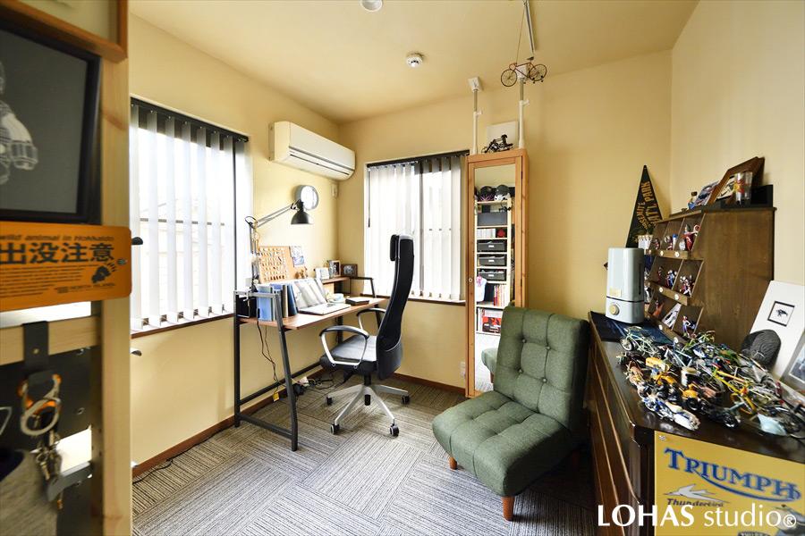 お気に入りのコレクションで飾られたご主人の個人部屋です。喫煙されるご主人のために、壁・天井には消臭効果に優れた珪藻土を採用。天井にはピクチャーレールも取り付けて、より趣味の幅が広がりそうな空間となりました。