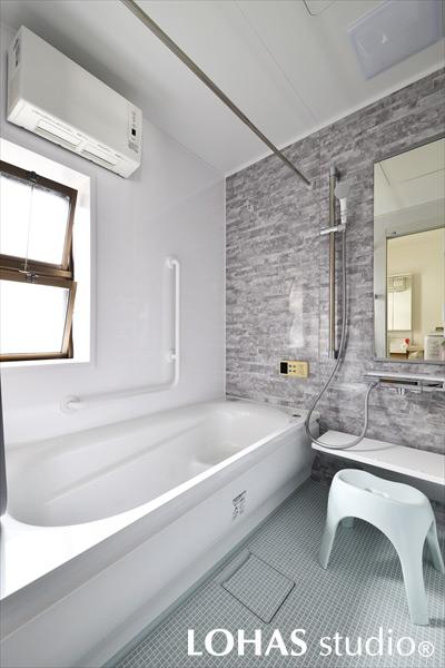 以前より広くなったシックなバスルームです。腰掛けることができる浴槽は半身浴にもぴったり。更にバス乾燥機も設置しました。これで雨の日の洗濯物にも困りませんね。