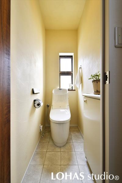 トイレは床や壁だけでなく、便器も取り替えて装いを一新しました。臭いやカビで困らないよう、こちらにも珪藻土を採用し、消臭効果と調湿効果に期待できます。色味も明るく優しいトーンを選び、狭さを感じさせない空間に仕上がりました。