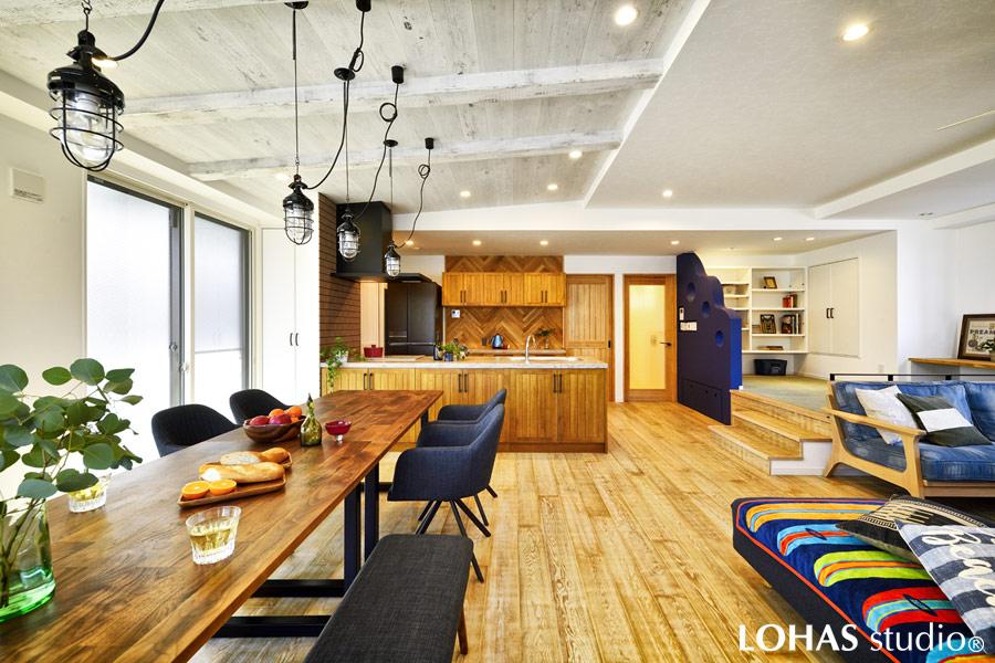 元は剣舞場として使われていた広さを活かして、ゆとりのあるLDKへとリフォーム。リビングとダイニングの間にあえて仕切りを設けなかったことで、大勢でのパーティーでも気兼ねなくゆっくりと過ごせます。