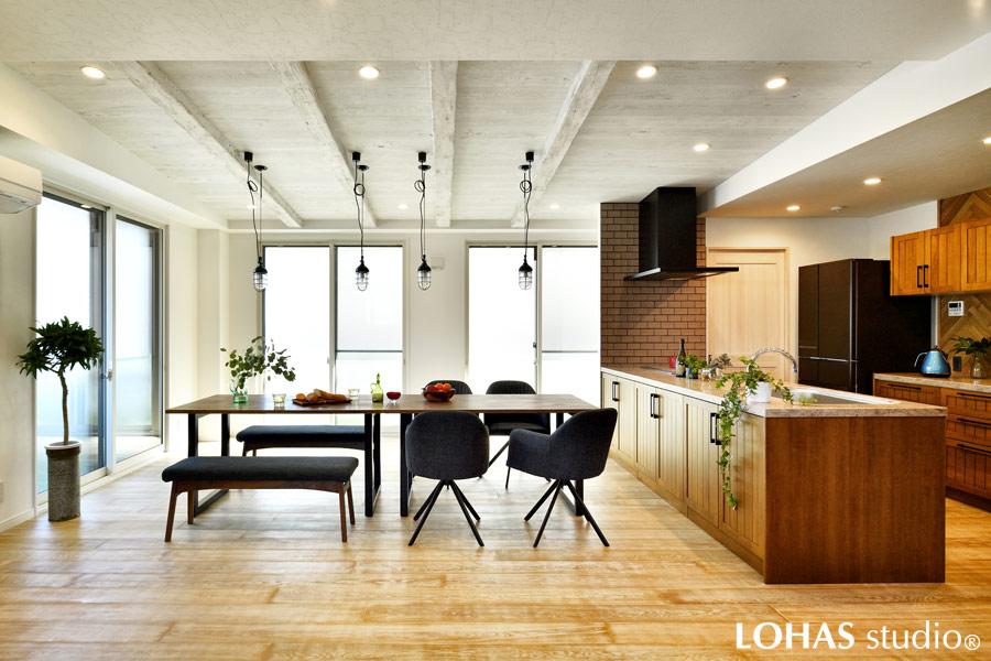 LDKの一部分は勾配天井にして開放感がぐっとアップ。古材調パネルとビンテージ塗装に仕上げた付け梁で、奥様の大好きなカリフォルニアのテイストを取り入れながら、「ダイニング」を際立たせています。