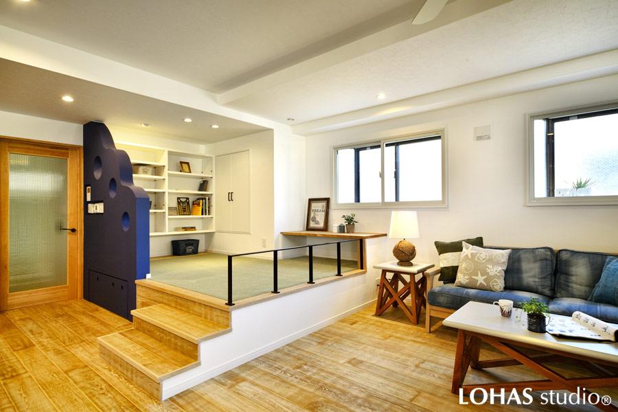 キッズスペースとしても重宝するスキップフロアです。青いアクセント壁がひときわ目を惹きます。下に大容量の収納スペースも備えて、わずかなスペースも有効活用しました。