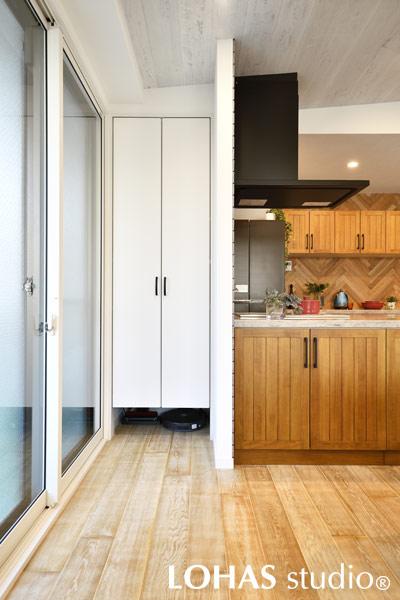 シンプルなダイニング収納です。壁面と合わせたホワイトで、空間にもすっきりと馴染みました。中は稼働棚で、入れたいモノに合わせてフレキシブルに対応できるところが魅力的。