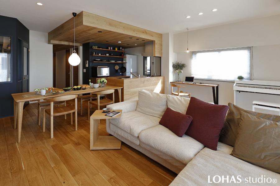 木目とホワイトの調和が美しいLDKです。キッチンの造作壁は、ダイニングテーブルに合わせて同じ仕上げ材を使用しているため、まるでオーダーメイドしたかのようにしっくりと馴染み、段差も気になりません。