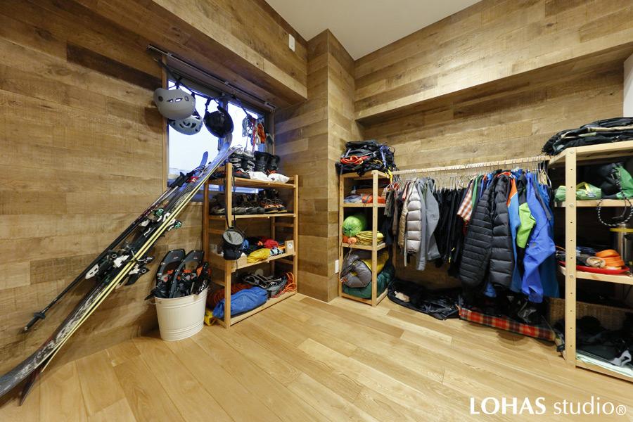 ベッドルームと同じパターンで施工された洋室です。ご夫婦の共通の趣味である登山用具を収納しても、まだまだこれだけのゆとりが。収納場所としてだけでなく、多目的に使用できるひと部屋です。