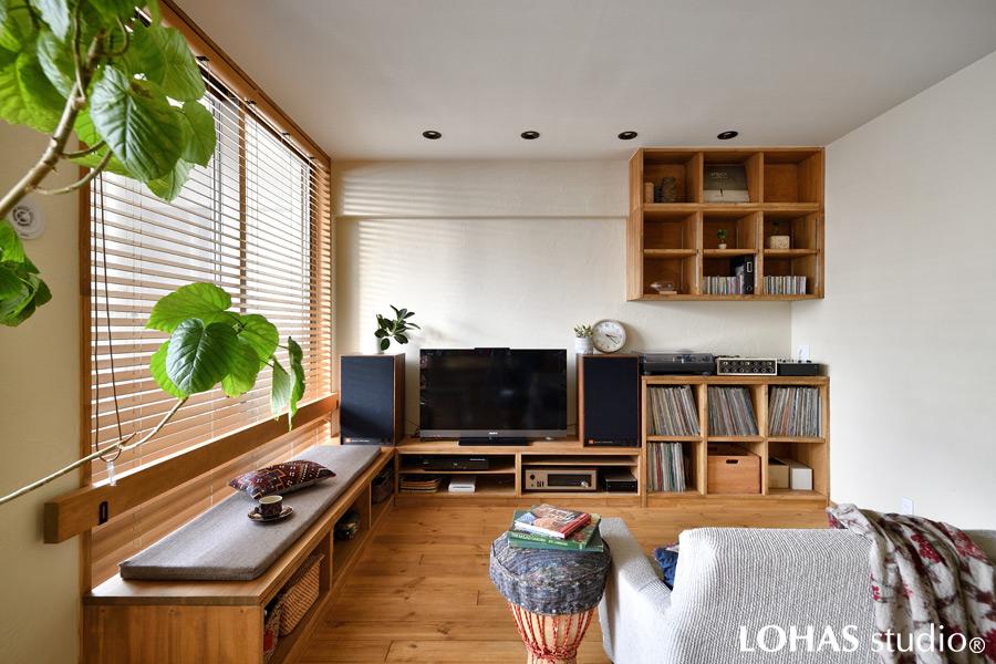 元は和室だったリビングです。家具を造作して収めたいものがスッキリと収まる場所となりました。陽射しの当たる窓際には、家族がゆったりとくつろげるようにベンチベッドも設けています。
