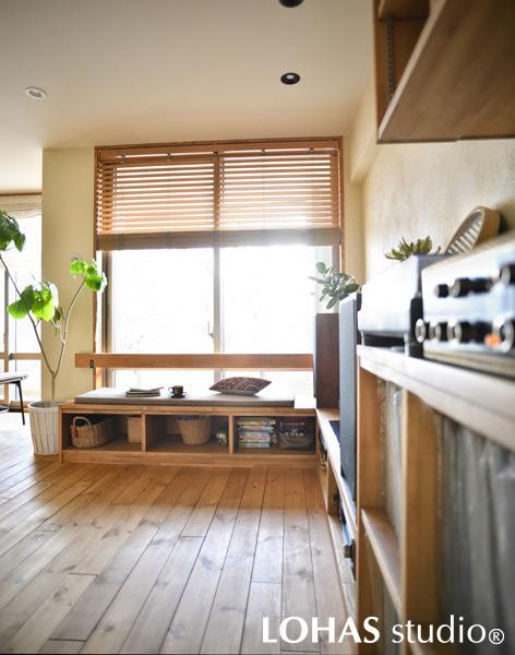 ごろりと横たわって休憩を取ることもできるベンチベッドです。同じ材木で背もたれバーをさり気なく取り付けてあるため、お子様でも安心。ちょっとした物を下にしまうこともでき便利です。