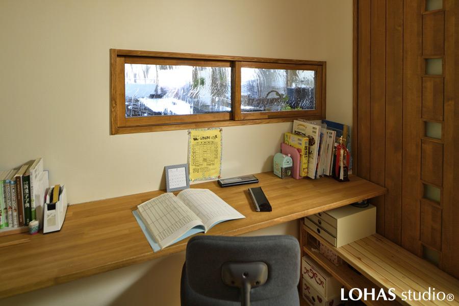 切望されていたお子様の勉強スペースを、元はキッチンのあった場所へ作りました。デスクの前に作りつけられた室内窓でお互いの空気感が感じられ、自然と集中できるような仕組みとなっています。