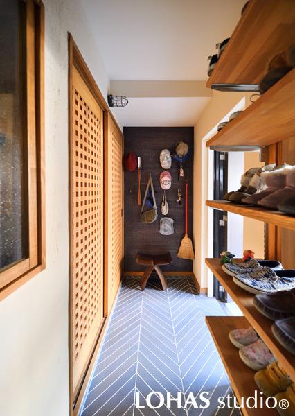 洋室の一部を取り込んで、横に長く空間を確保した玄関です。オープン棚を用意することで、あふれそうだった靴もスッキリ。有孔ボードを壁面に取り付けて帽子や鍵をひっかければ、出かける前にサッと取ることが出来て便利です。