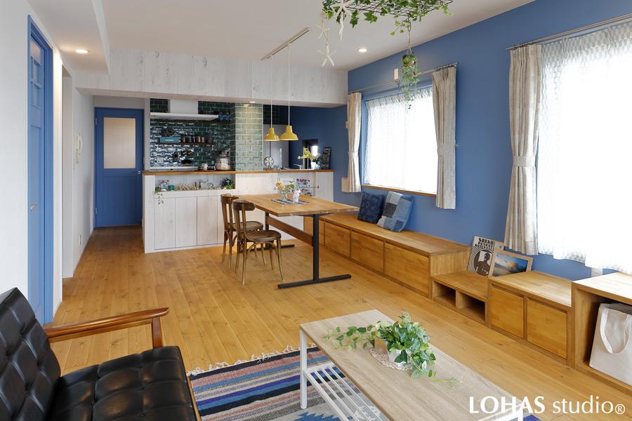 ご希望のカリフォルニアテイストを叶えるために、住まいの中心となるLDKの壁はホワイトで爽やかさを出しつつ、海を思わせるブルーで大胆に塗装しました。梁はあえて塗りムラや木目を残してナチュラルな質感を持たせています。