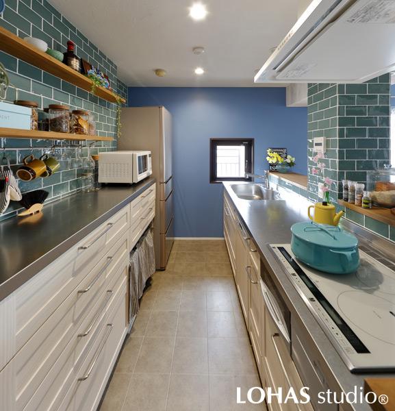 リフォームの決め手となった対面キッチンです。パイプスペースのため取り除けない柱は、あえてインパクトの強いタイルを貼ることでインテリアのアクセントに。床には抗菌効果のあるクッションフロアを施工しました。