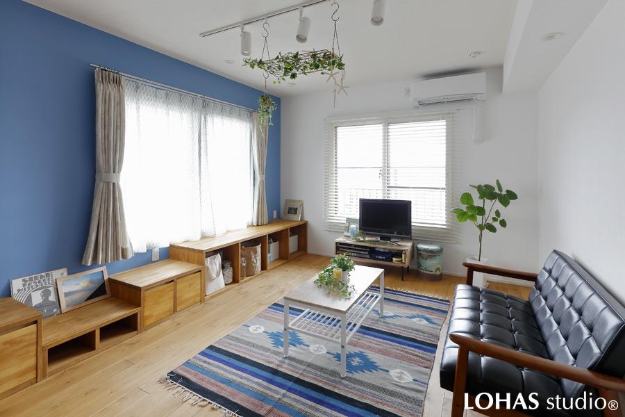元々日当たり良好で景観のよい特長を活かした、飾られたグリーンがいきいきと映える爽やかなリビングです。バルコニーへ繋がる掃き出し窓に若干高さがあるため、専用のステップ収納を造作しています。