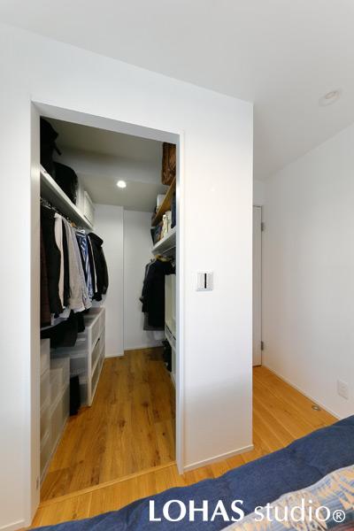 寝室からひと続きになっているW.I.Cです。寝室のフローリングに限りなく近い木目のフロアタイルを施工しています。天井には調湿効果のある珪藻土をチョイスして、湿気対策をほどこしました。