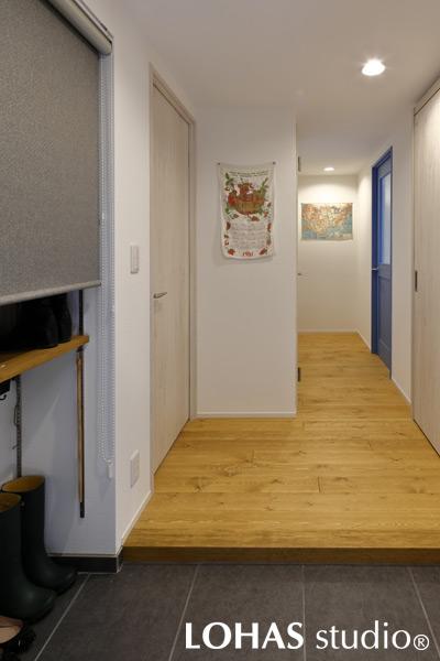 グレーのタイルがシックな玄関周りの様子です。可動棚のシューズクロークはロールスクリーンで目隠し。熱や湿気がこもりにくい上に、見た目もスッキリするのでオススメです。