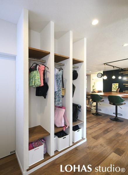 キッチンダイニングの後方に造作した、お子様3人のロッカースペースです。ランドセル置き場も完備しているので、帰ってきたらここに荷物をしまい、勉強道具を出してカウンターテーブルへ、といったお子様導線がスムーズです。