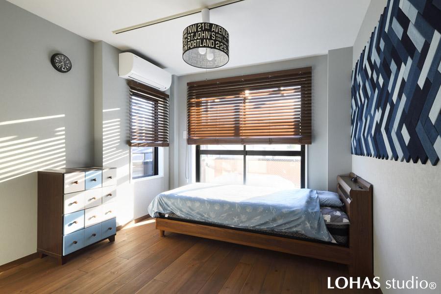 子供部屋はお子様ひとりひとりのイメージでお作りしました。こちらはご長男のお部屋です。一番のポイントは、壁を飾るデニム生地のタイル！ブルーを基調にカッコよくまとめました。