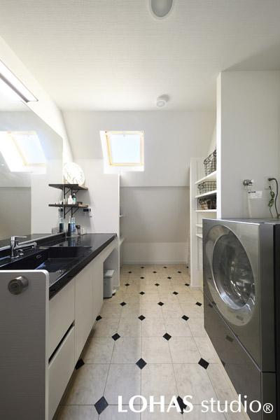 モノトーンでまとめ、清潔感のある洗面室です。大きな鏡は使い勝手が良さそうですね。床にはひし形がポイントとなったクッションフロアを施工し、全体に統一感を持たせています。