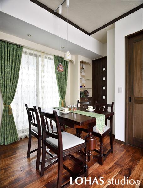 飲食店の一角のようなダイニングです。履き出し窓の部分にはアーチ型の下がり壁を作ったことで、カーテン周りの雰囲気がぐっとアップ。飾り棚も同じように施工し、大理石と御影石をMIXして背面に貼っています。ペンダントライトを加工して間接照明として取り入れました。