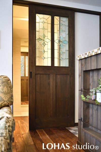 繊細な模様が美しいリビングドアです。現物を取り寄せ、Sさまに実際に見ていただいてから採用を決めたもので、とても気に入っていただけました。