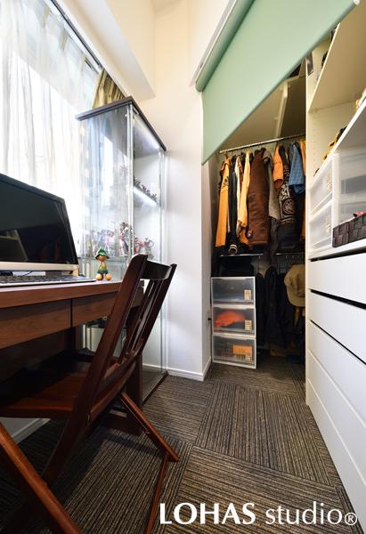 しまうモノごとに収納計画を見直したS.I.Cです。空いたスペースでちょっとした物書きや作業もできるようにしています。場所を取る扉はあえてつけずに、間仕切りにはロールスクリーンを採用しました。