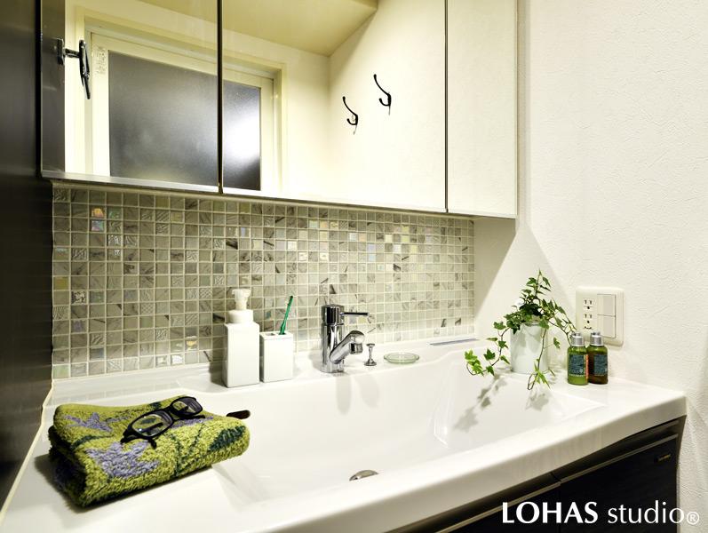 独特なタイルが目を惹く洗面台です。設備は既存利用ですが、化粧台と三面鏡の間の鏡を撤去してタイルを貼っています。異なる素材をミックスしたタイルの存在感が抜群で、雰囲気がガラッと変わりました。