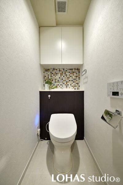 こちらも既存を利用し、タイル使いで上品さをアップさせたトイレです。水まわりには珪藻土を使用して、気になるにおいや湿気対策を施しています。