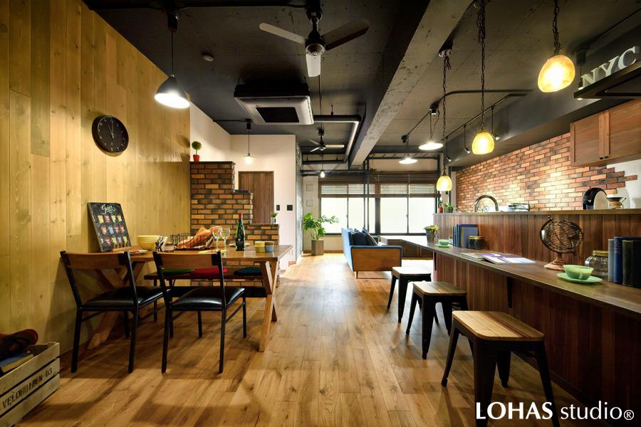 自然素材たっぷりのぬくもり感に、ブラックに塗装したコンクリートの天井とアイアンで辛めのアクセントを効かせて、まるでお洒落なカフェバーのような佇まいのLDKです。