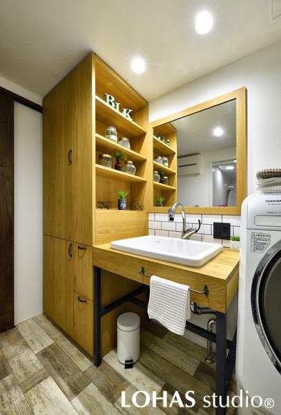 大きな鏡が印象的な、スッキリとした洗面室です。家族5人分のタオルや雑貨がまとめてしまえるように、収納スペースはたっぷりと確保しました。