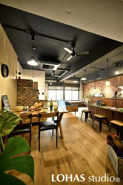 ダイニングキッチンの様子です。玄関ドアとひとつながりなため、ダイニングの手前には「見えそうで見えない」緩やかな間仕切りを設けました。程よい安心感でホッとくつろげるスペースとなっています。