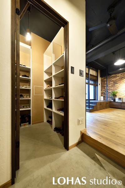 玄関脇に作られた大容量のシューズインクロゼットです。間仕切りがなくすぐにLDKと繋がっているため、あえて収納部分は扉で区切っています。大勢のゲストが来ても充分対応できる広さです。