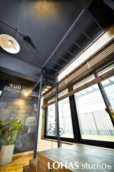 ご家族の健康面を考えて造作を希望された「うんてい」です。遊具ですが、インテリアに馴染み違和感がありません。すぐ下のステップは収納を兼ねているだけでなく、バルコニーへ出るのにもお役立ちのアイテムです。