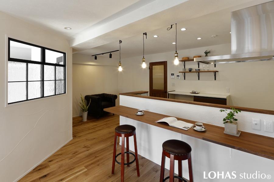 どこまでも続くようなホワイトの壁と天井が清々しい印象のLDKです。LOHAS studioが得意とする自然素材に共感いただき、珪藻土をご採用。定番パターンであるナチュラルストームを粗めで施工しています。